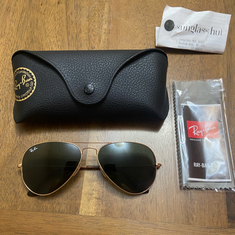 Men’s Raybans.